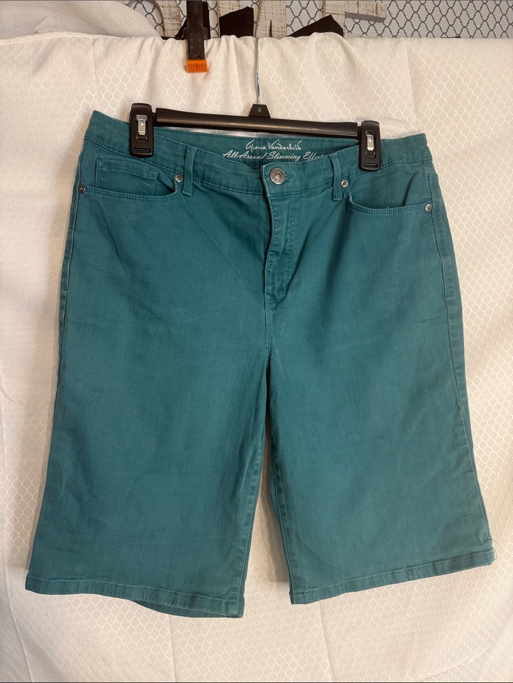 Gloria Vanderbilt all slimming effect Teal Bermuda shorts in a size 12